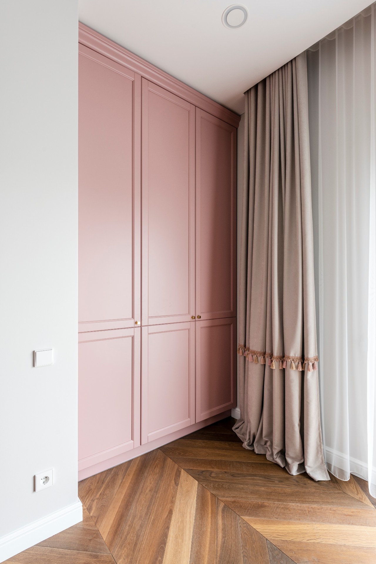 Mergaitės kambario interjeras rožine spinta
