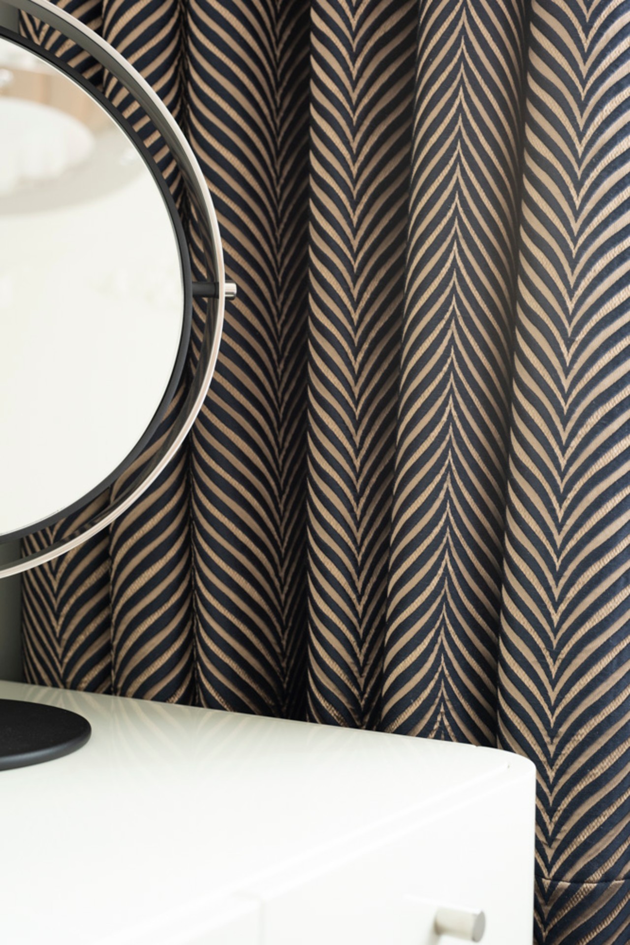 Užuolaidos interjere auksinės su juodu atspalviu