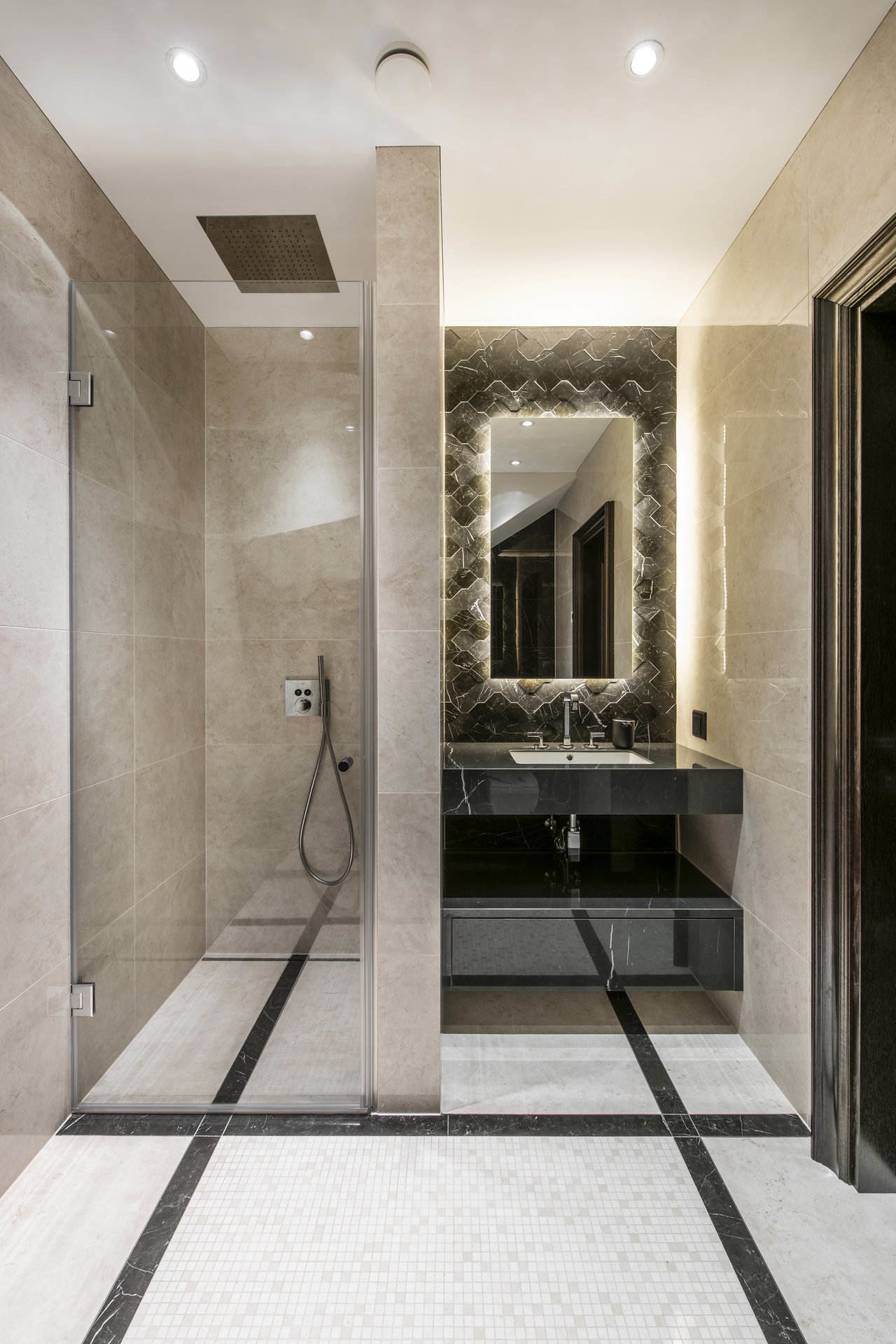 Vonios kambario ir dušo interjeras su kriaukle