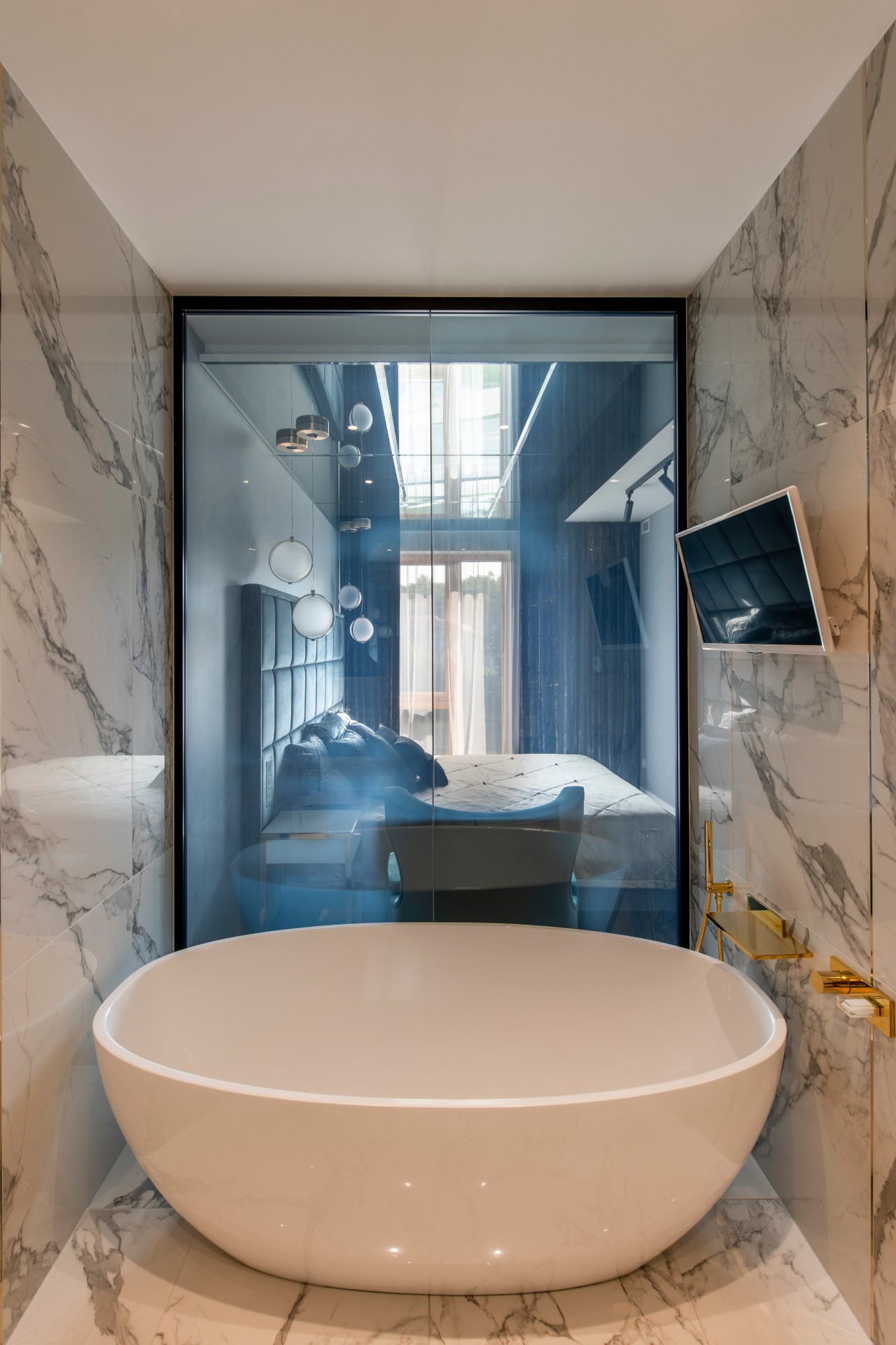 Vonios kambario ir dušo interjeras su langu